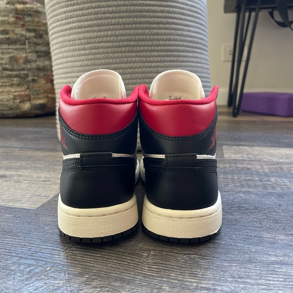 Jordan 1 Mid Gym Red Panda - Picture 5 of 10